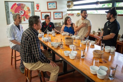 Glenn Jampol accompagne ses invités à une dégustation de café. 
