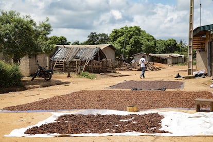 Yaya Coulibaly visite les villages pour sensibiliser les producteurs de cacao aux dangers de la contrebande.