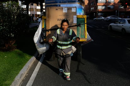 Une femme recyclée à Bogotá.