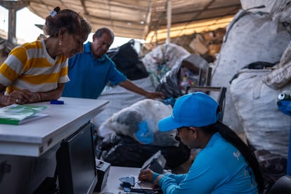 Les recycleurs donnent des matériaux à un centre de collecte à Barranquilla, en Colombie, le 7 février 2023.