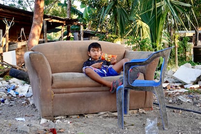 Abraham repose dans un fauteuil près de chez lui.