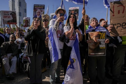 Une foule se rassemble à Tel Aviv pour continuer les otages en direct.