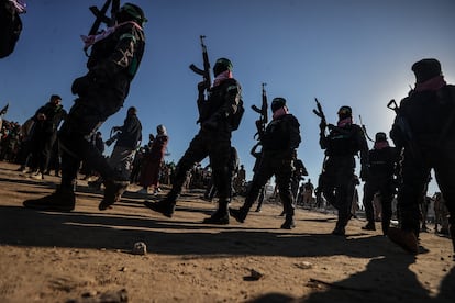 Militiammen du Hamas, quelques instants avant la livraison d'otages.