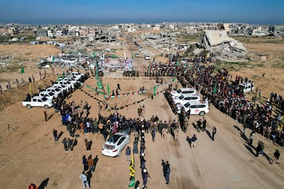 Les véhicules de la Croix-Rouge et des Palestiniens attendent la livraison des otages à Yan Junis, ce samedi.