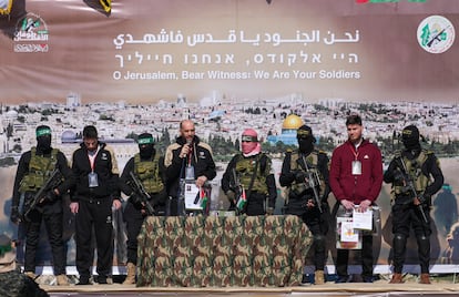 Les trois otages sont sortis ce samedi à Jan Yunis, dans le sud de Gaza, avec des miliciens du Hamas et du Jihad islamique.
