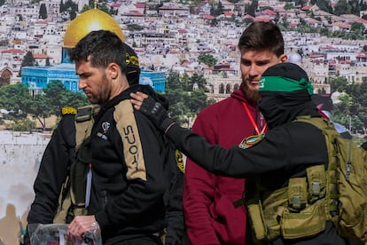 Les otages Sagui Dekel Chen (à gauche) et Alexander Trufanov sont escortés par des militans du Hamas, à Jan Yunis, ce samedi.