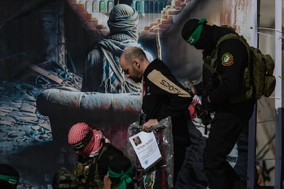 Le Horn Iaur en otage est escorté par un milice du Hamas, ce samedi à Jan Yunis (Gaza).