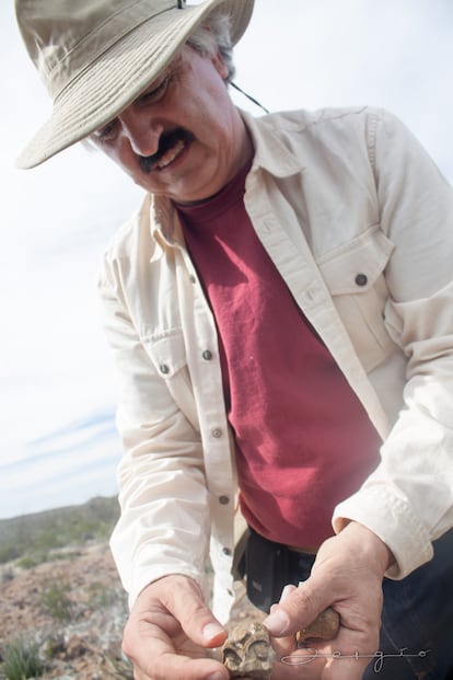 Claudio Arturo de León examine les restes osseux.
