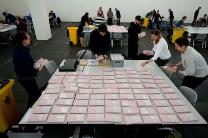 Des dizaines de bénévoles sont chargés de préparer le nombre de votes par courrier dans la ville allemande de Munich, ce dimanche.