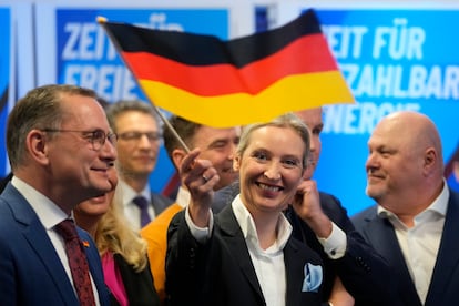 Le chef de l'AFD Ultra-Right Party, Alice Weidel, fait signe un drapeau allemand au siège du match à Berlin.