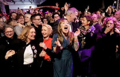 Heidi Reichinnek, au centre, principale candidate du parti de gauche, Die Linke, montre sa joie avant les résultats préliminaires lors de l'acte électoral du parti à Berlin.
