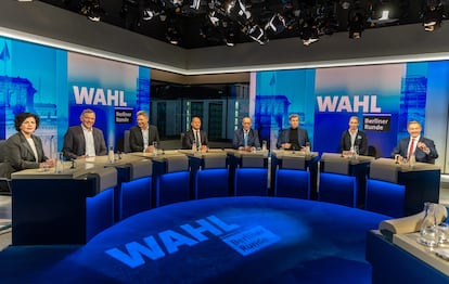 Image des principaux candidats ou dirigeants des partis de l'ARD TV, qui ont assisté ce dimanche aux élections au chancelier en Allemagne, ce dimanche.