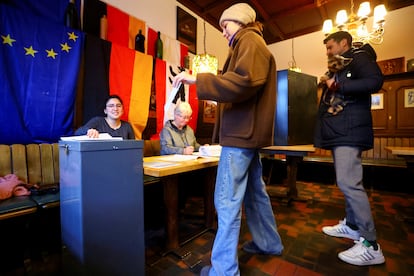 Une personne vote dans un centre électoral dans un pub de Berlin, ce dimanche. 
