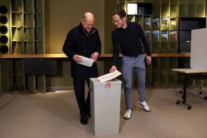 Le candidat du Parti social-démocrate (SPD), Olaf Scholz, quelques instants avant de voter à Potsdam, ce dimanche. 