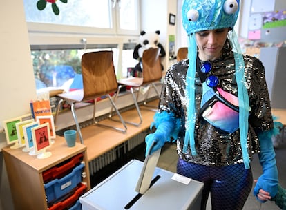 Une femme déguisée de carnaval exerce son droit de vote à Colonia (Allemagne), ce dimanche. 