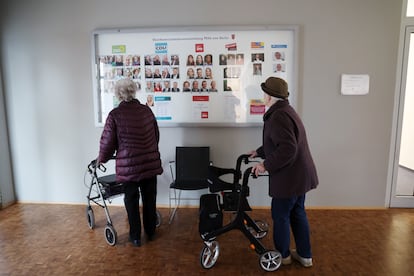 Deux électeurs observent plusieurs affiches avec les candidats électoraux, ce dimanche dans un centre de vote de Berlin. 