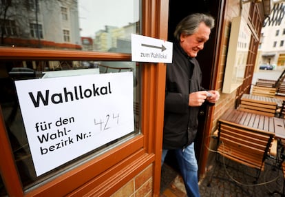 Un homme après avoir voté dans un centre électoral de Berlin, ce dimanche. 