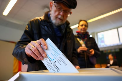 Un homme de 83 ans exerce son droit de vote à Berlin, ce dimanche.  