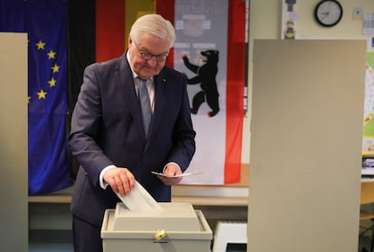 Le président allemand, Frank-Walter Steinmeier, exerce son droit de vote dans un centre électoral de Berlin, ce dimanche. 