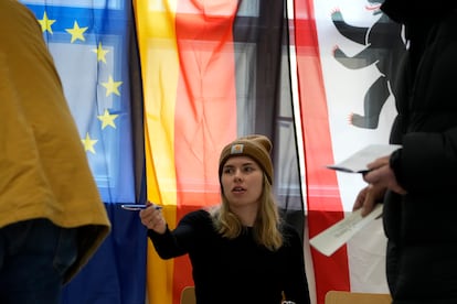 Plusieurs personnes exercent leur droit de vote dans un centre électoral de Berlin, ce dimanche. 