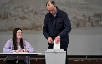 Le président du Parti chrétien démocrate (CDU) et candidat au ministre des Affaires étrangères, Friedrich Merz, délivre son vote dans une école électorale à Arnsberg. 