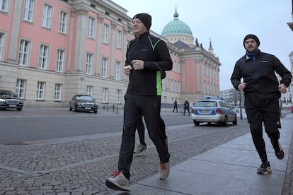 Le ministre allemand des Affaires étrangères, Olaf Scholz, fait des exercices tôt le matin par le centre de Potsdam, ce dimanche.
