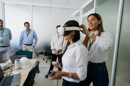 Amite Matus lors d'un test avec des lunettes de réalité augmentée avec le directeur général de l'entreprise, Katya Somohano.