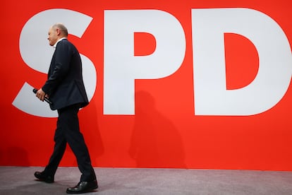 Le chancelier allemand et candidat au SDP, Olaf Scholz, après avoir connu les résultats des élections, au siège du parti à Berlin, ce dimanche.