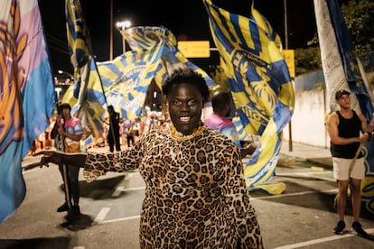 Mylaella nazario défila dans les rues près du siège de l'école Paraíso do Tuiuti.