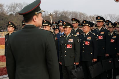 Des délégués militaires à leur arrivée lors de la session inaugurale de l'Assemblée nationale populaire tenue à Pékin, ce mercredi.