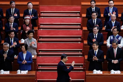 Le président chinois, Xi Jinping, salue les délégués à son arrivée à la populaire Assemblée nationale, ce mercredi à Pékin.