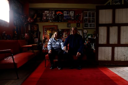 Blanca Soria et Gerardo Alarcón dans la salle de sa maison, sur le plus grand tapis qu'ils ont tissé. 