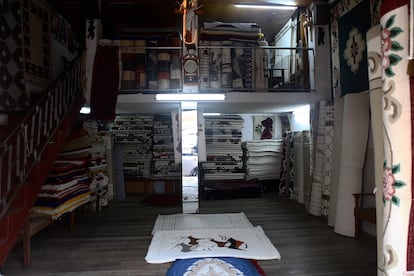 L'Équateur, le magasin de tapis de Gerardo Alarcón et Blanca Soria, situé au centre de Guano. Les tapis s'accumulent et les artisans continuent de tisser même s'ils vendent de moins en moins.
