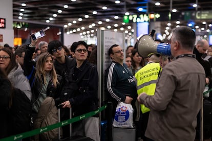 À la gare de Sants, des centaines de passagers attendent de prendre leur train.