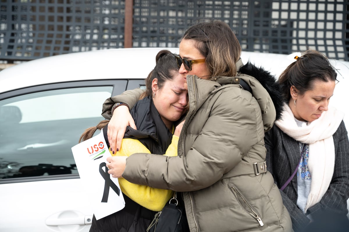 Trabajadores expertos en educación de menores marginados de Badajoz se concentran para expresar sus condolencias por la muerte violenta de una de sus compañeras por parte de tres menores.
