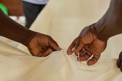 Un pêcheur couse une bougie dans les ateliers enseignés dans la municipalité de Guapi, à la Cauca.
