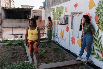 Soraia, Saionara et Vitória sur le toit vert du complexe Maré.