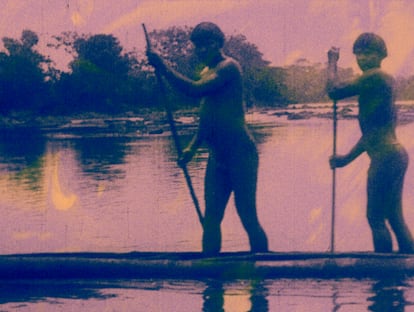 Deux peuples autochtones d'Amazon au cours de la première décennie du XXe siècle dans un tir inclus dans le documentaire «The Memory of the Butterflies».
