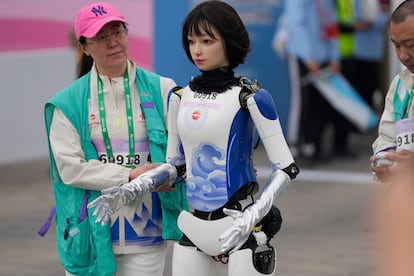 Un autre des robots humanoïdes qui a participé au semi-marathon de Pékin.