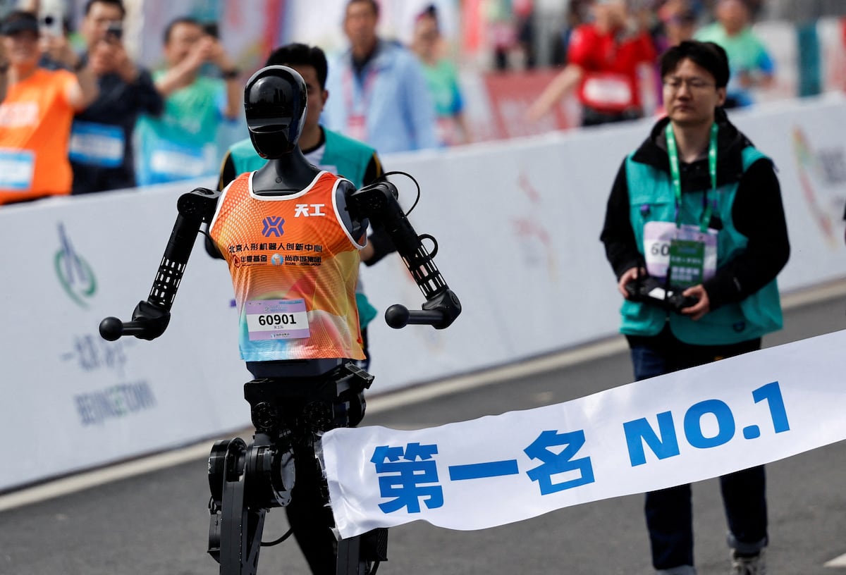 La Chine dirige ses robots au premier semi-marathon du monde entre les humains et les humanoïdes