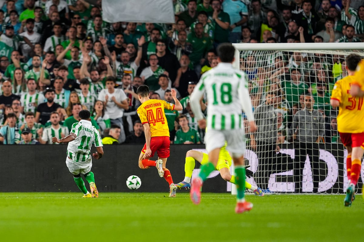 Cedric Bakambu (izquierda) anota el primer gol del Betis ante el Jagiellonia.