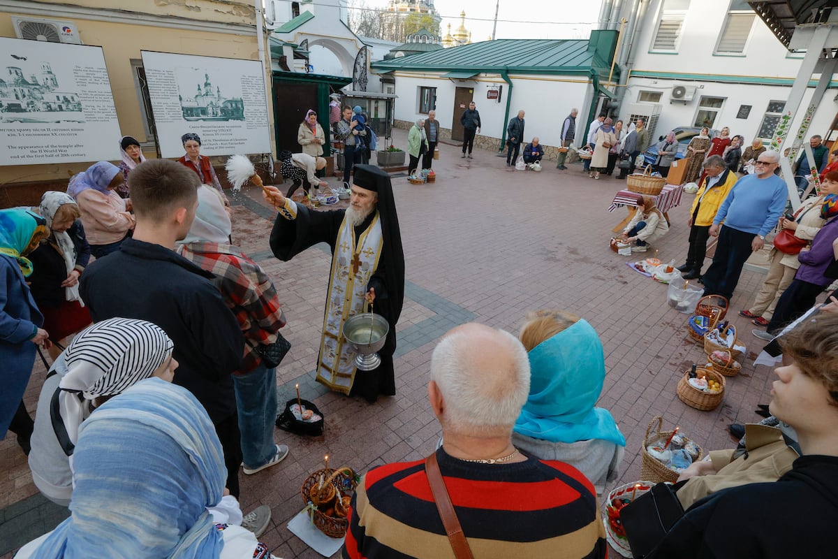 Zelenski accuse la Russie de "tentatives isolées de progresser" pendant la trêve de Pâques