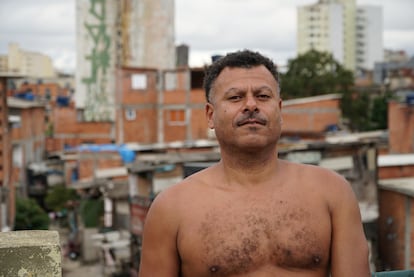 Claus de Oliveira Vieira est arrivé de Porto Alegre, capitale du Rio Grande do Sul, et vit dans la Favela do Moinho de son origine.