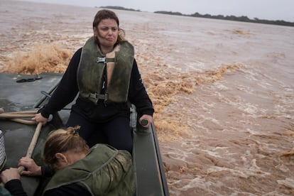 Celine Machado, 33 ans, est secourue avec sa mère par l'armée brésilienne du lac Guaíba, après une inondation de rivière en raison de fortes pluies, à Porto Alegre (Brésil). 