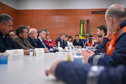 Le président du Brésil, Luiz Inacio Lula da Silva, rencontre le gouverneur du Rio Grande do Sul, Eduardo Leite (D), après avoir visité un refuge affecté par les inondations.