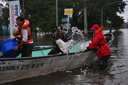 Un homme tire l'eau de son navire dans une zone d'inondation dans la municipalité de Canoas, État de Rio Grande do Sul (Brésil). 