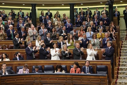 Le banc du parti populaire applaudit son chef, Alberto Núñez Feijóo, ce mercredi.