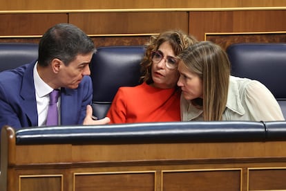 De la gauche, Pedro Sánchez, María José Montero et Sara Aagesen. 