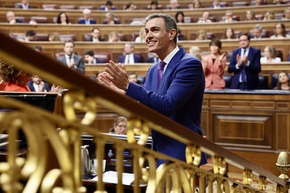Pedro Sánchez applaudit après son discours au Congrès, ce mercredi. 