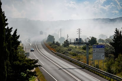 La fumée toxique près de l'incendie sur Vilanovai Geltrú (Barcelone), ce samedi.
